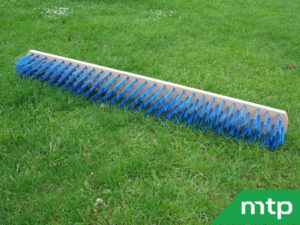 Blaues Besenelement Kunstrasen (Fußball)