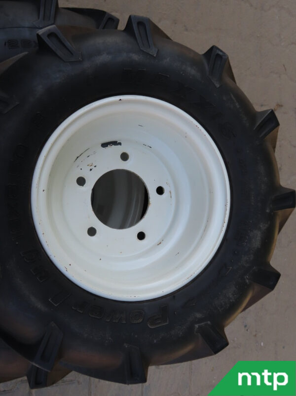 Satz Industriereifen mit Felgen – Bild 3